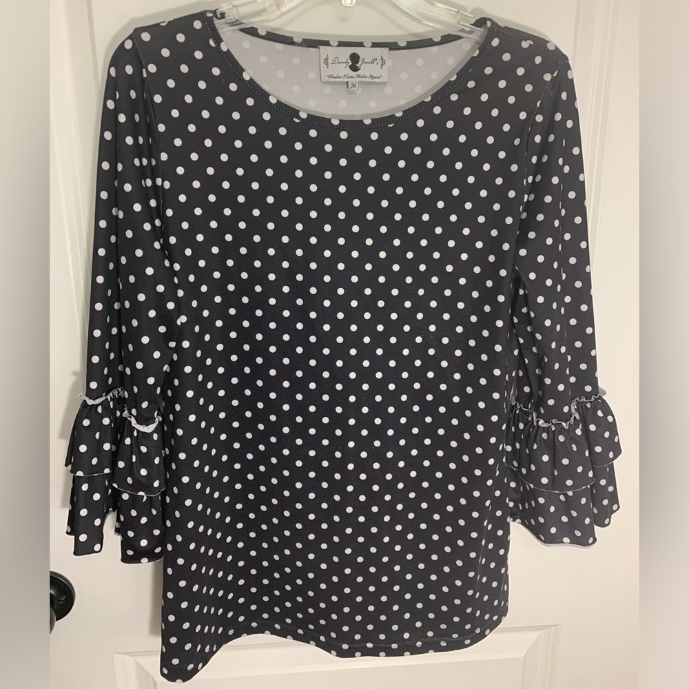 Dainty Jewells Ruffle Sleeve Top. Size Medium.